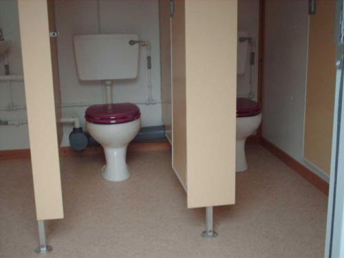 refurbished-toilet-cubicles